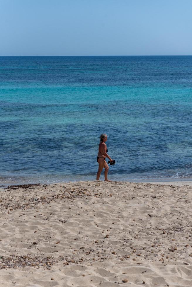 La gente en la playa de Migjorn en Formentera en España en tiempos del Covid 19 foto