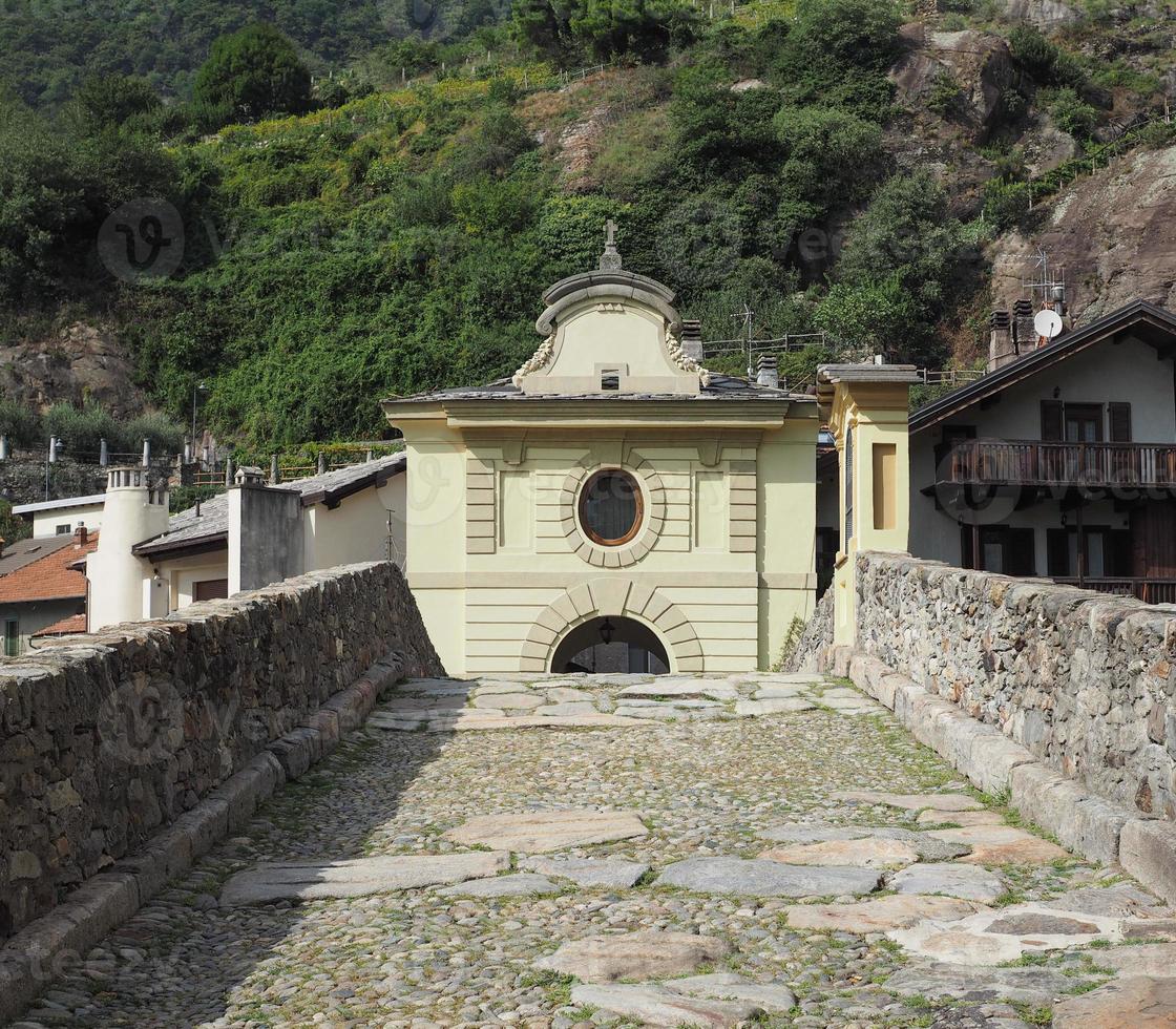 puente romano en pont saint martin foto