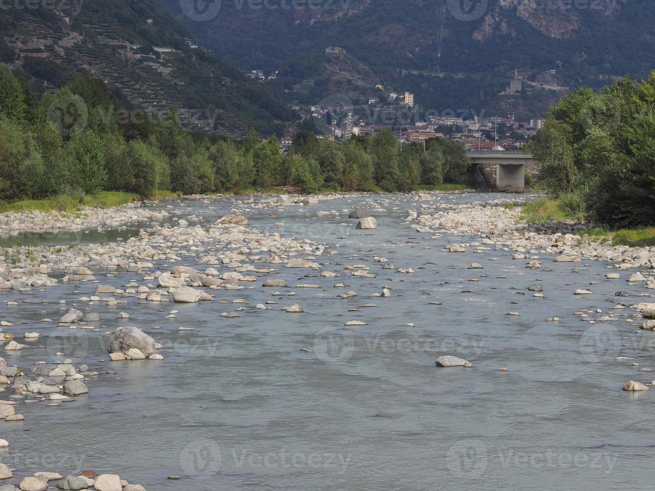 río dora baltea en donnas foto