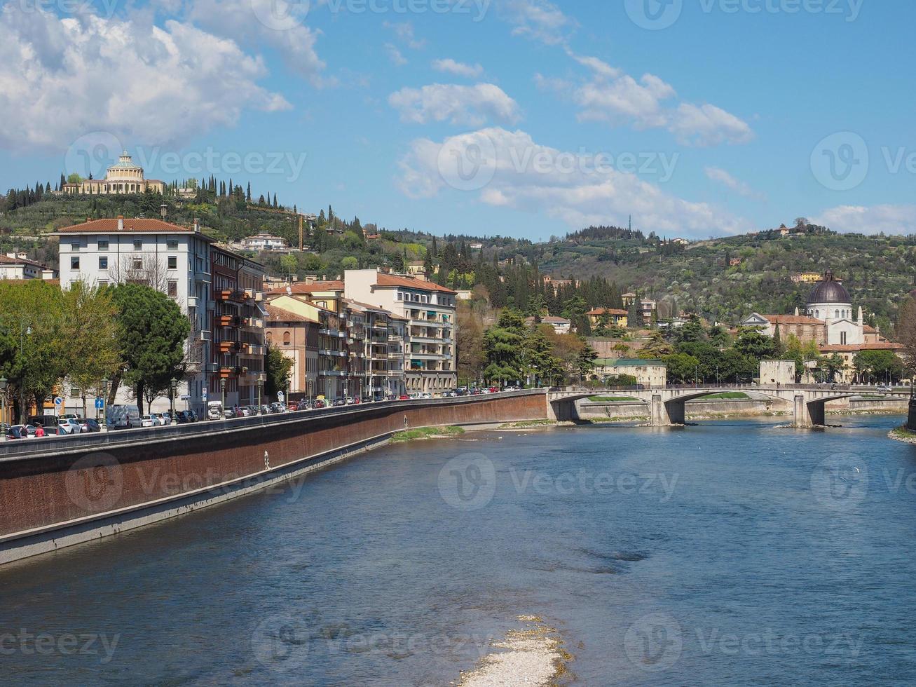 río adige en verona foto