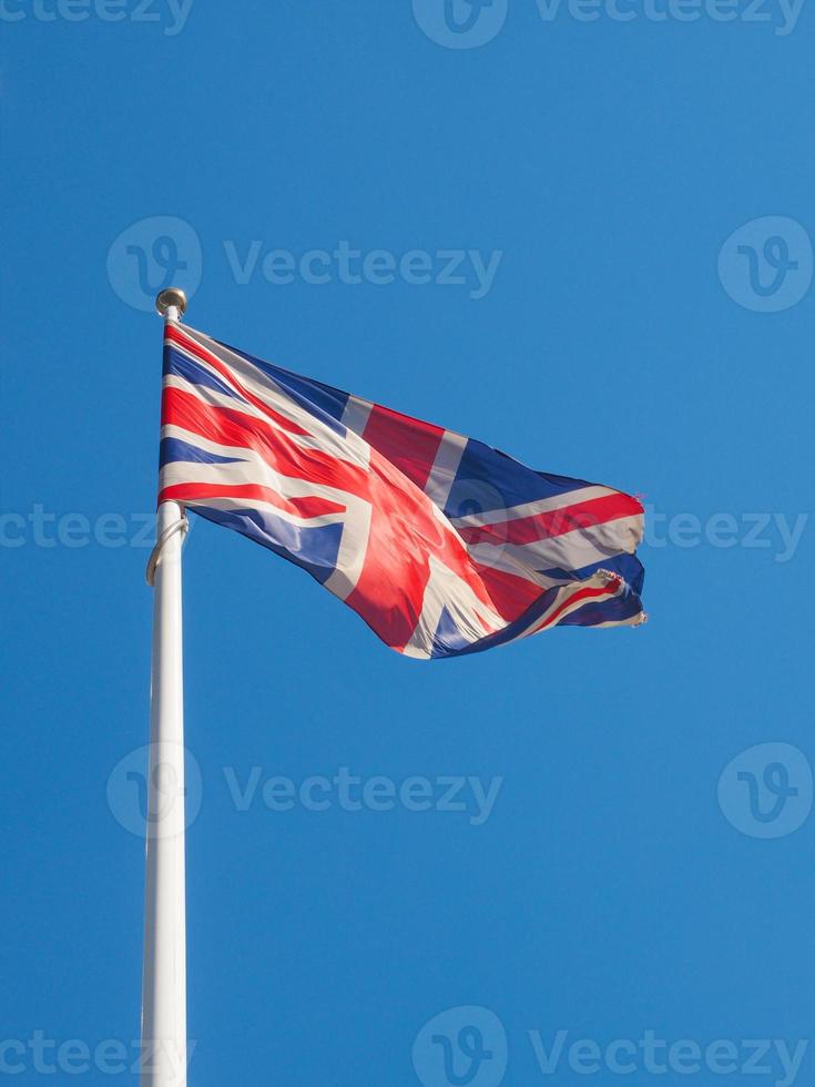 Bandera del Reino Unido sobre el cielo azul foto