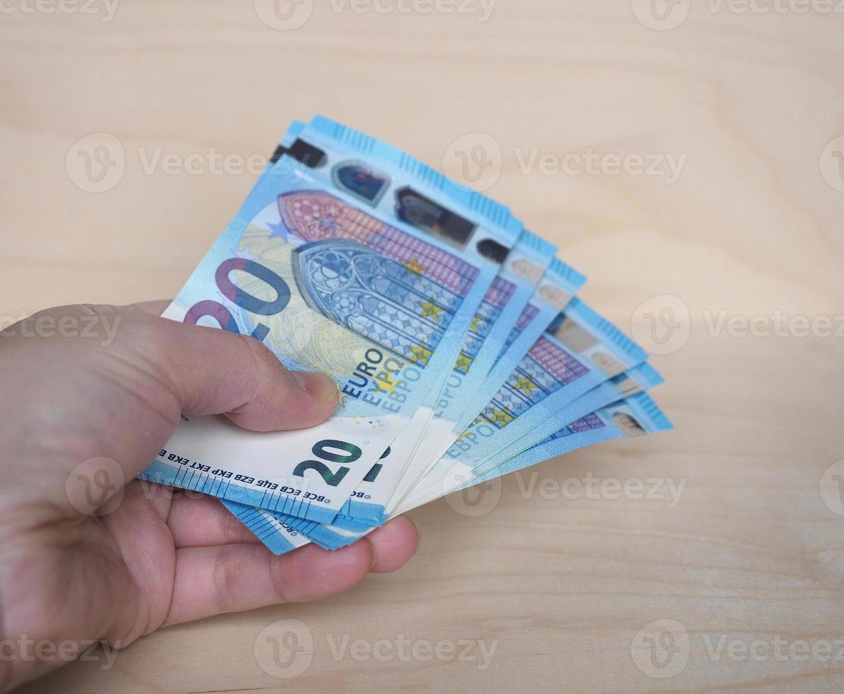 mano sujetando billetes de euro, unión europea foto