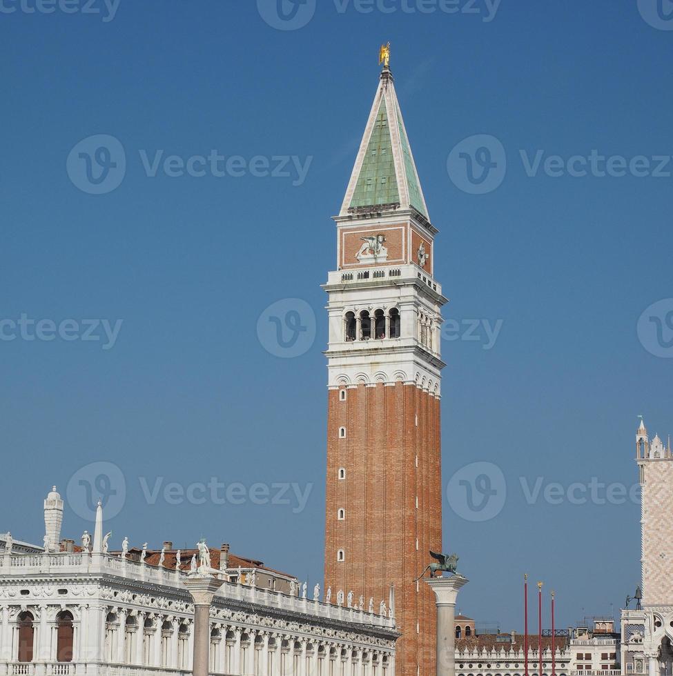 Plaza de San Marcos visto frente a la Cuenca de San Marcos en Venecia. foto