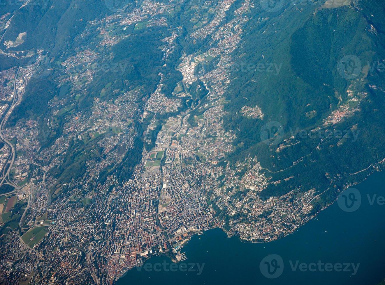 vista aérea del lago de lugano foto