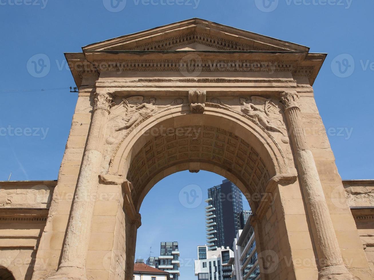 porta nuova en milán foto