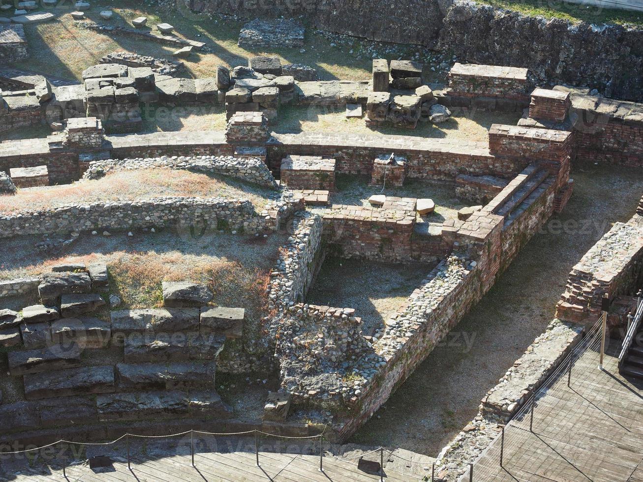 ruinas del teatro romano en turín foto