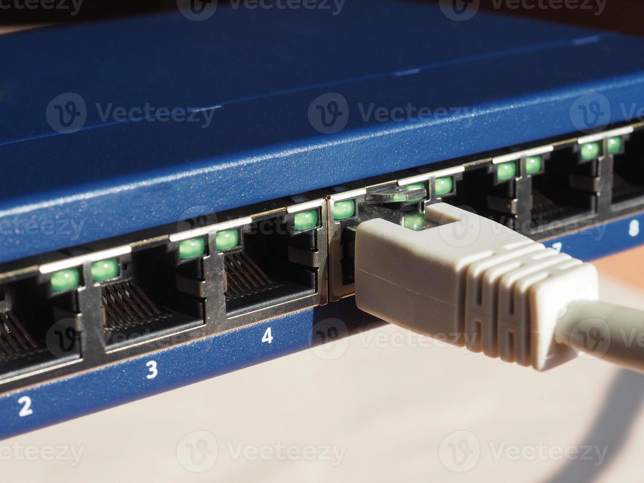 interruptor de módem enrutador con puertos de enchufe ethernet rj45 foto