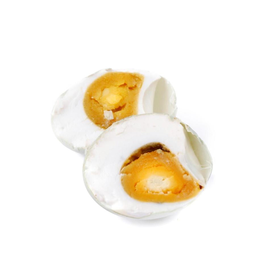 Huevo salado aislado sobre un fondo blanco. foto