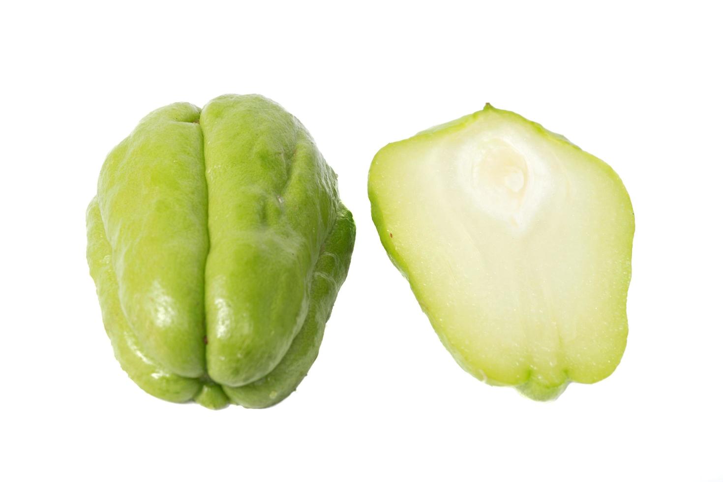 chayote aislado sobre un fondo blanco foto