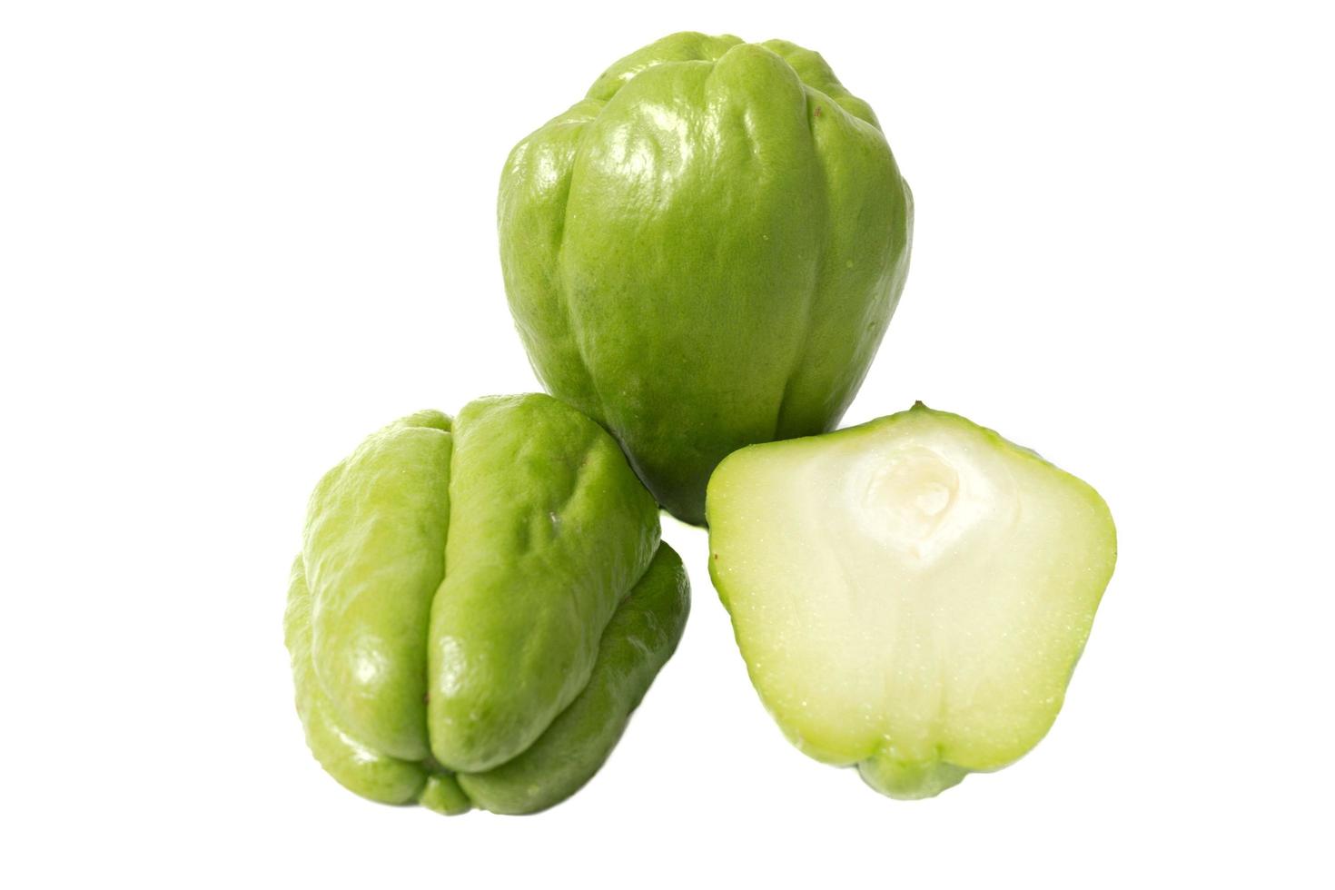 chayote aislado sobre un fondo blanco foto