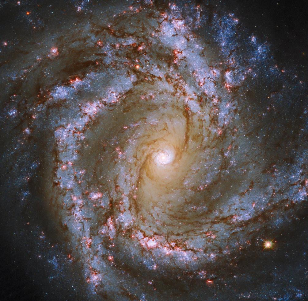 galaxia m61 capturada por la agencia espacial europea y el telescopio hubble foto