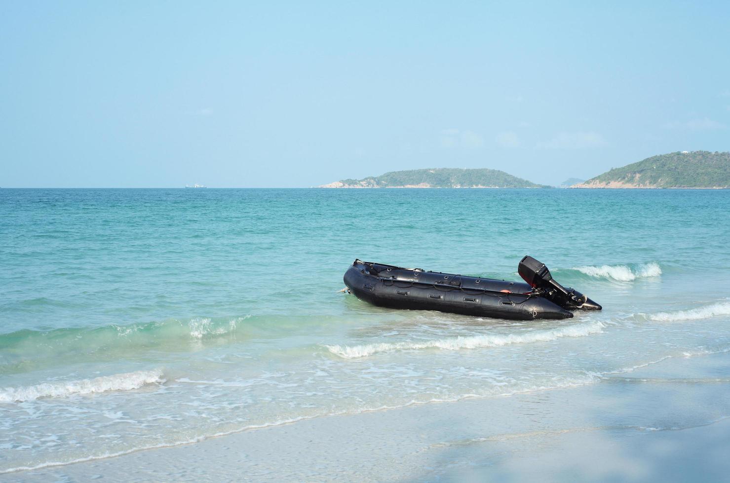 bote a motor inflable en la playa foto