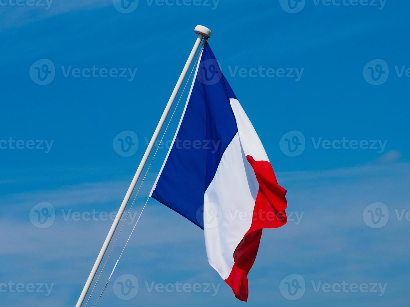 Bandera francesa de Francia sobre el cielo azul foto