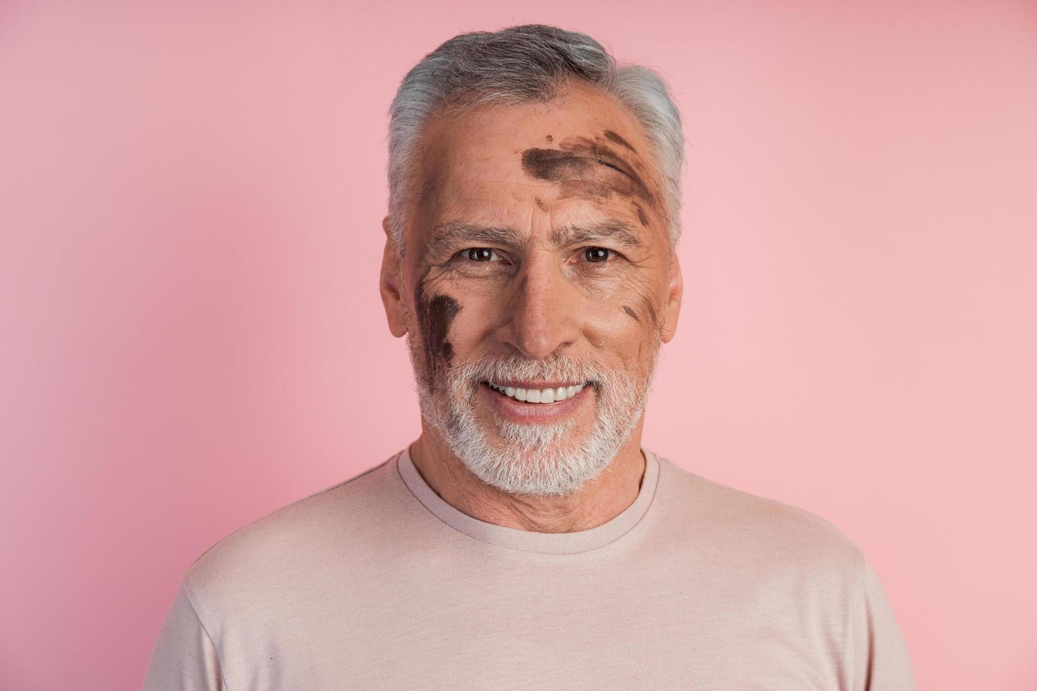 trabajador sonriente y atractivo con la cara grasienta foto