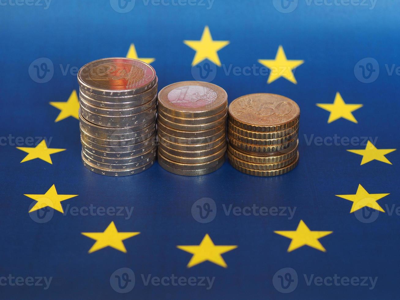 monedas de euro, unión europea, sobre bandera foto