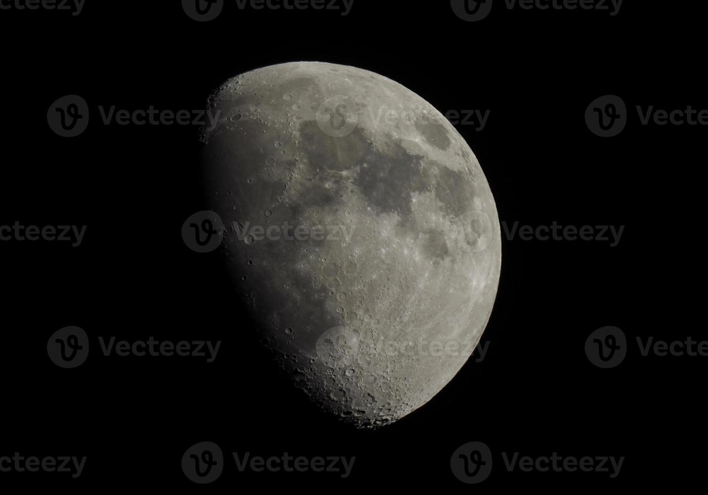 Luna gibosa vista con telescopio foto