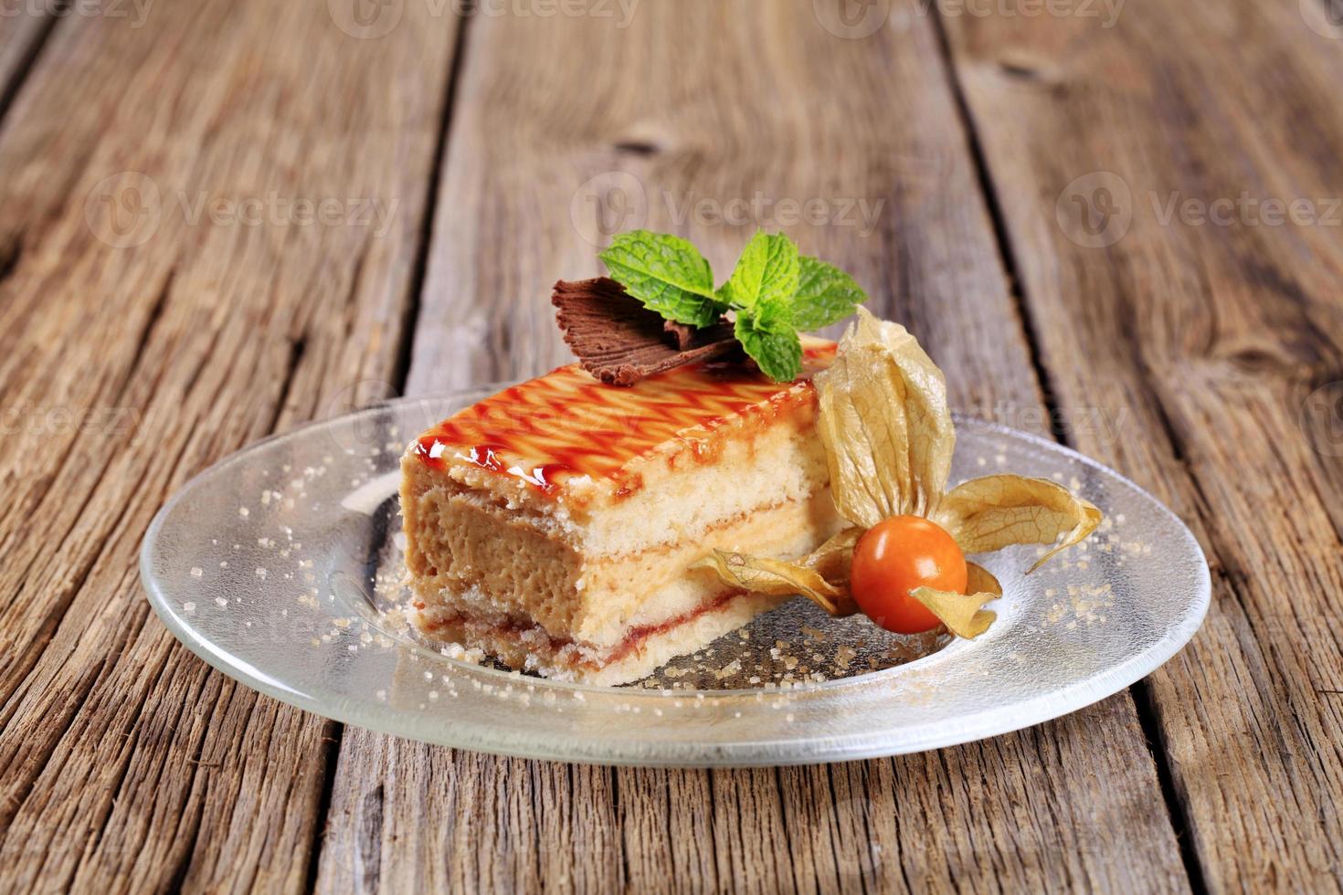 rebanada de delicioso pastel cubierto con almíbar foto