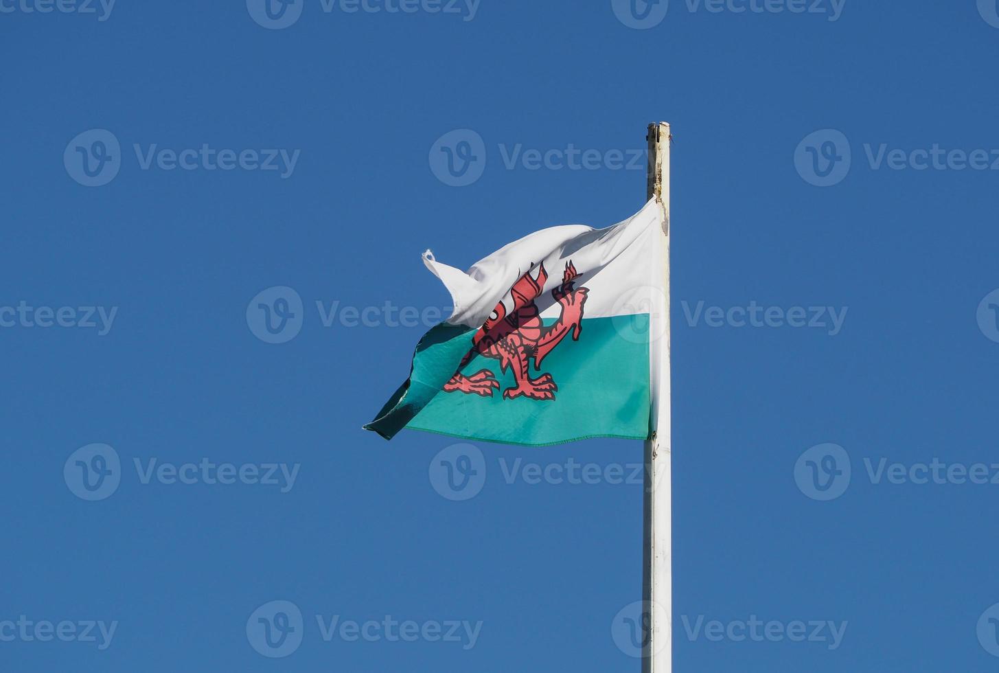 Bandera de Gales de Gales sobre el cielo azul foto