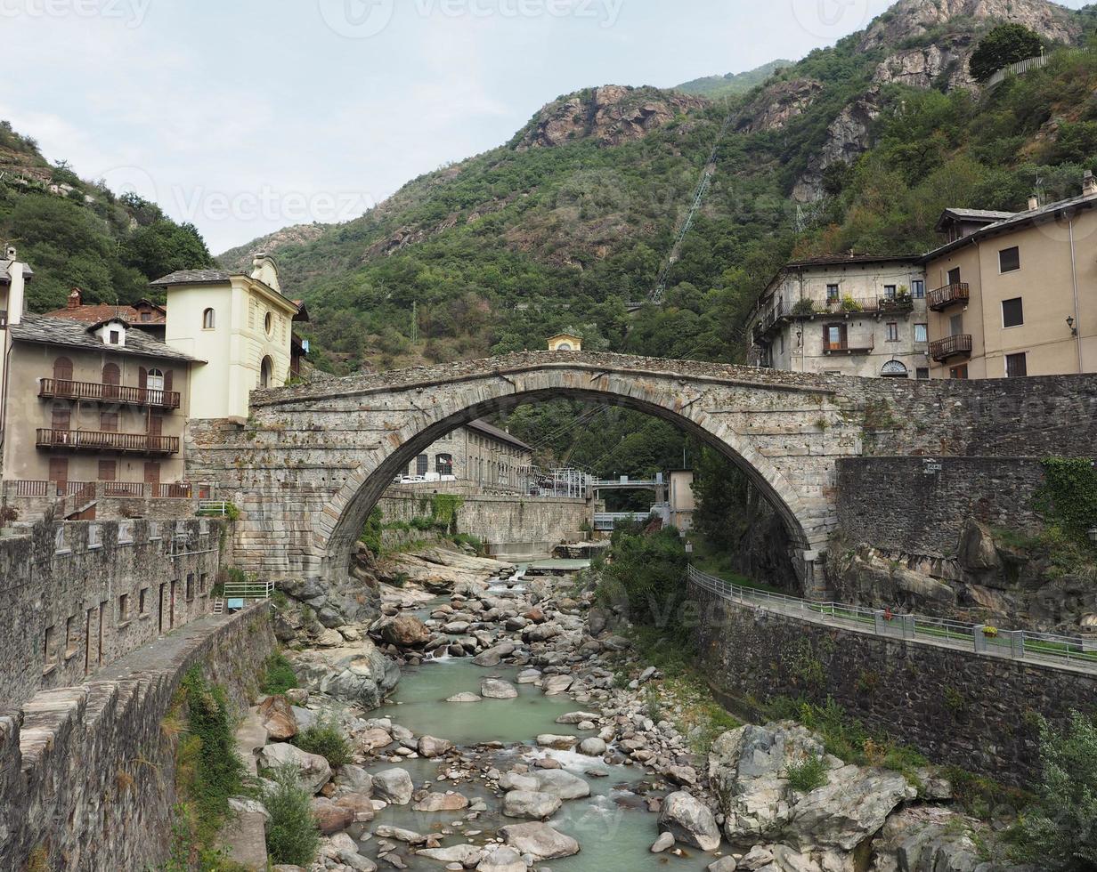 puente romano en pont saint martin foto