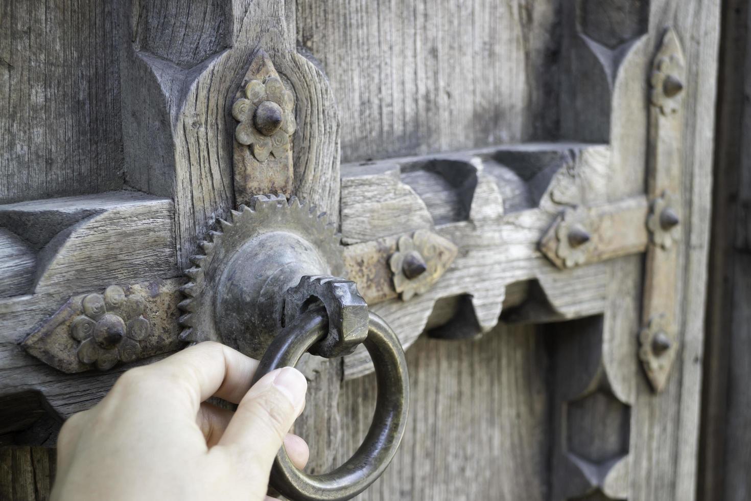 Antigua puerta de madera abierta con patrón tallado foto