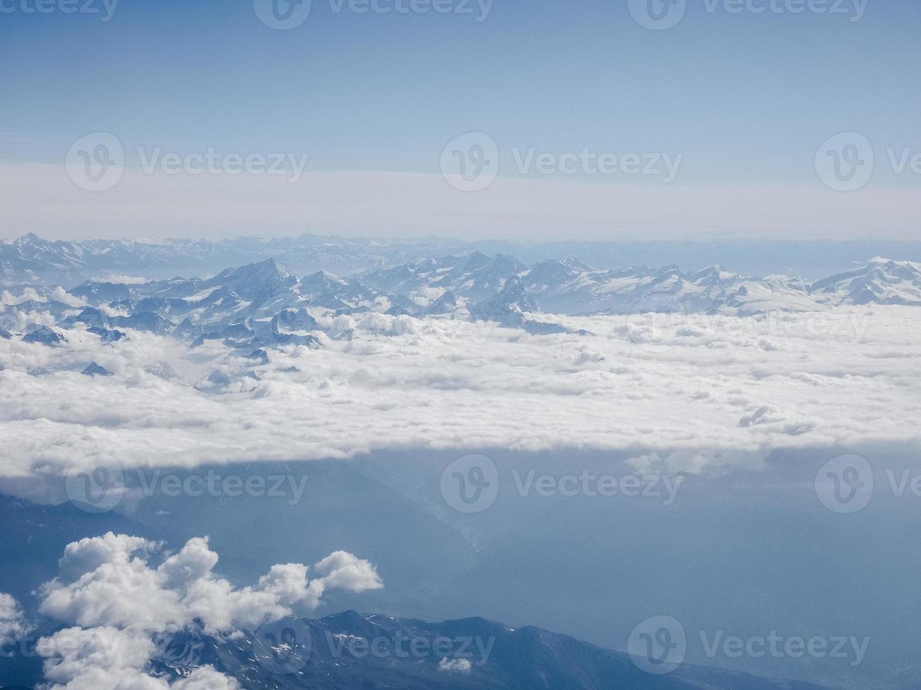 vista aérea de las montañas de los alpes foto