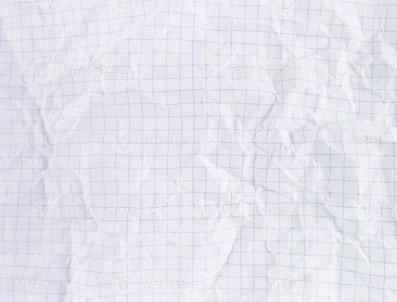 Hoja de papel seccional blanco arrugado con textura con espacio vacío. foto