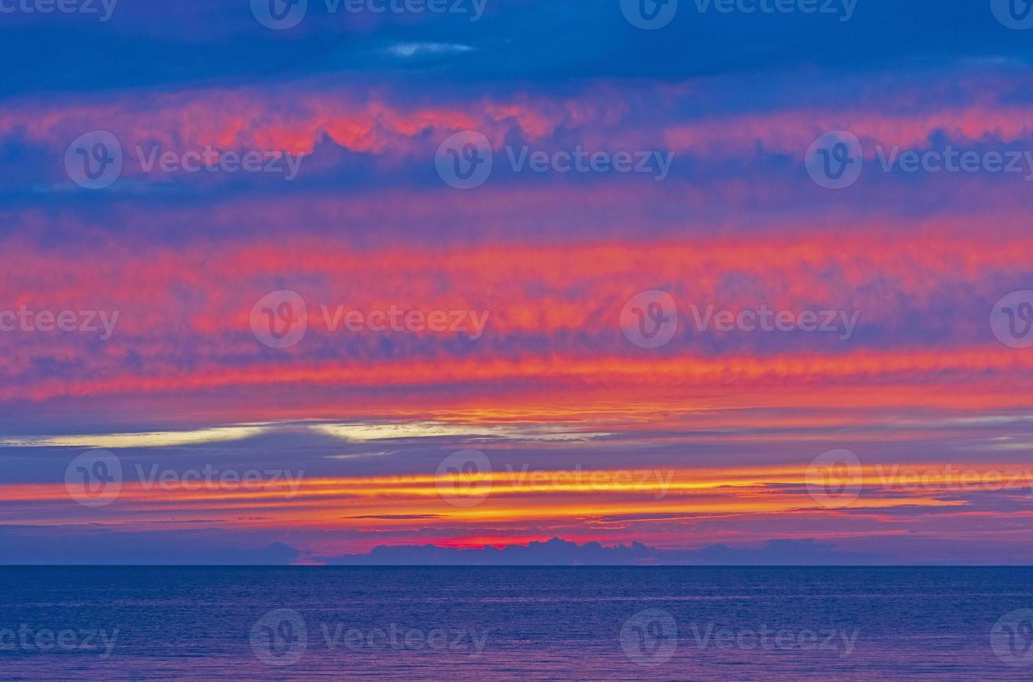 Colores espectaculares en el crepúsculo sobre el lago Michigan. foto