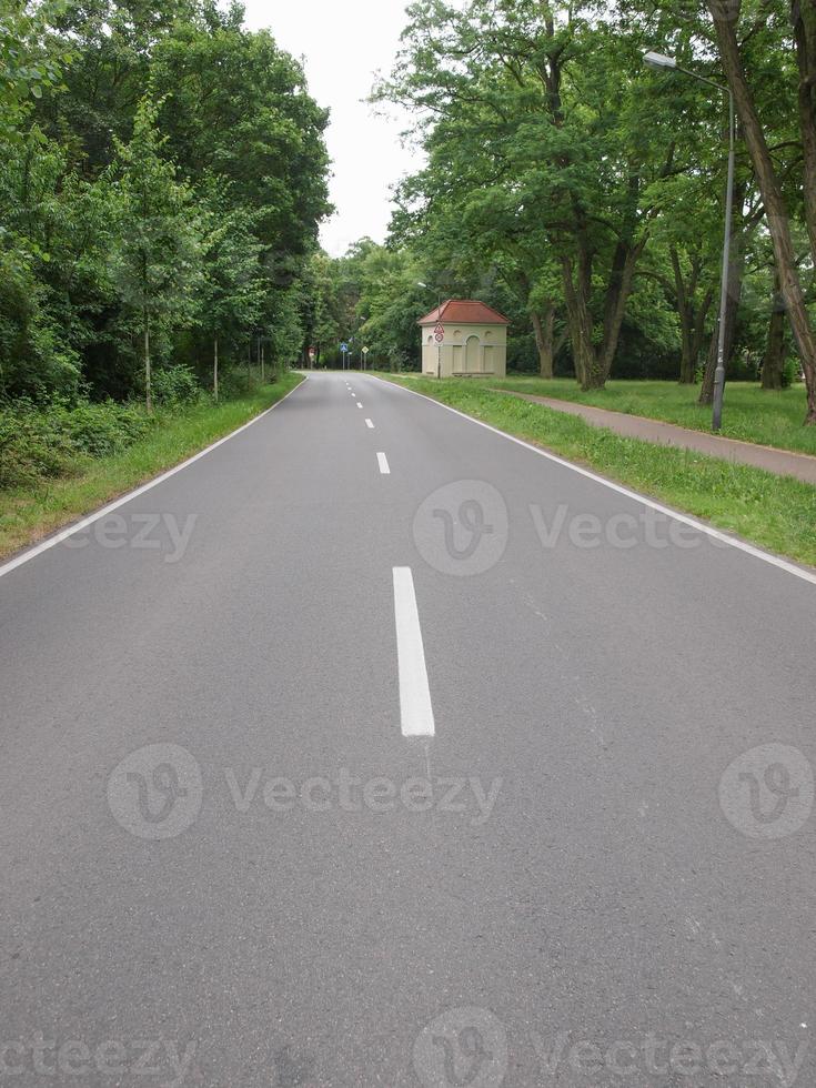 calle en dessau, alemania foto