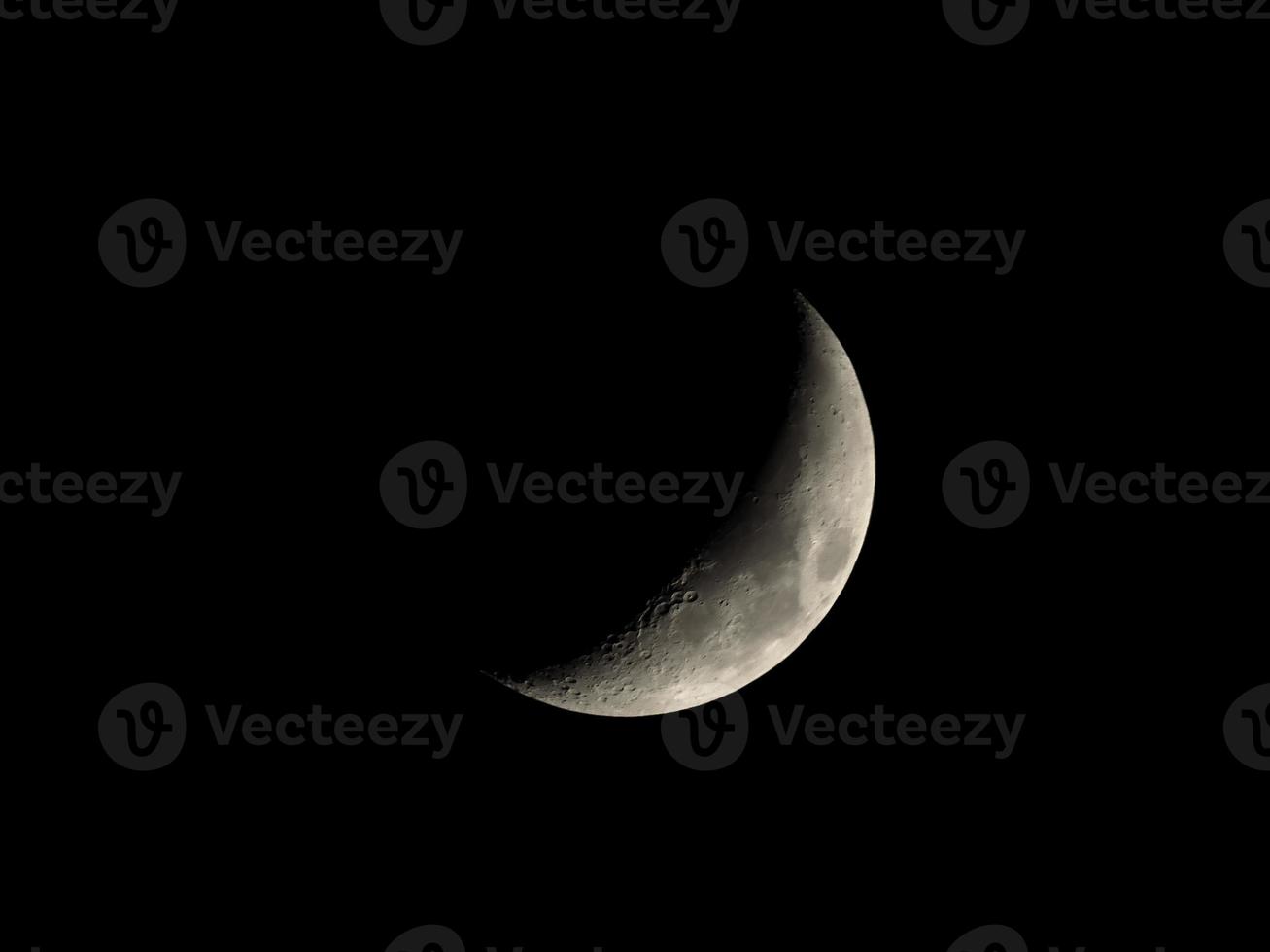 creciente luna creciente vista con telescopio foto