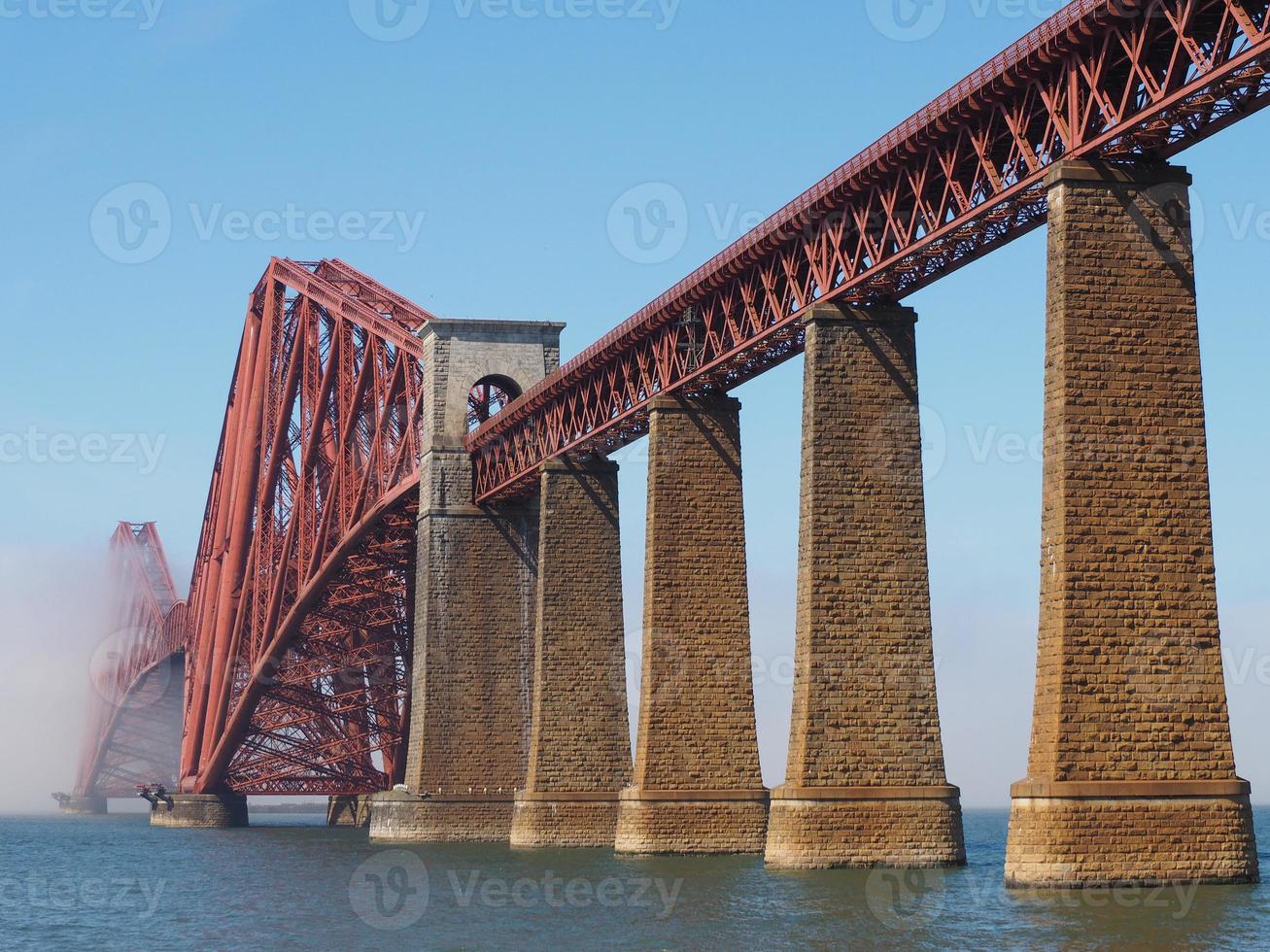 Cuarto puente sobre el Fiordo del Cuarto en Edimburgo foto