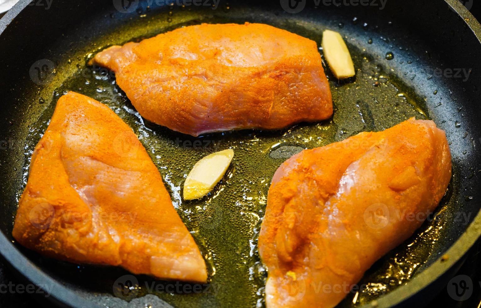 pechuga de pollo con calabacín pak choi verduras al horno foto