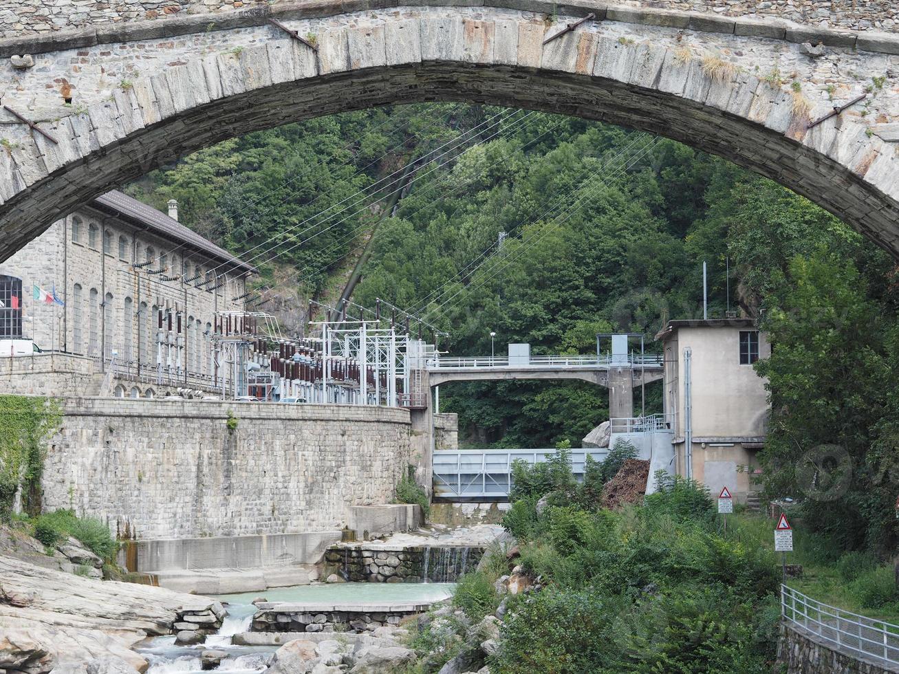 puente romano en pont saint martin foto