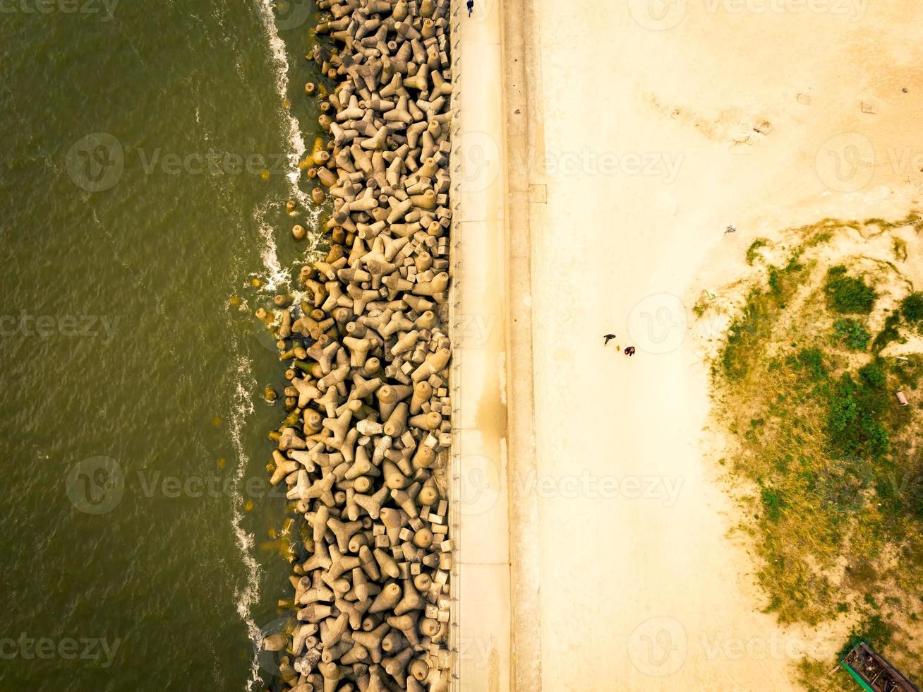 Malecón báltico barricada de la costa en la costa de Lituania foto