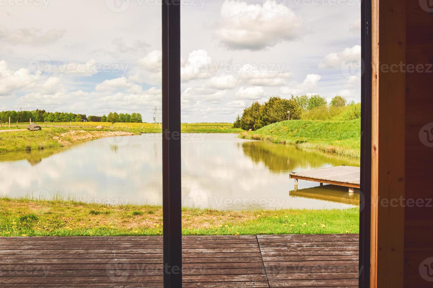 Panorama escénico tranquilo pequeño lago con pequeño puente de madera foto