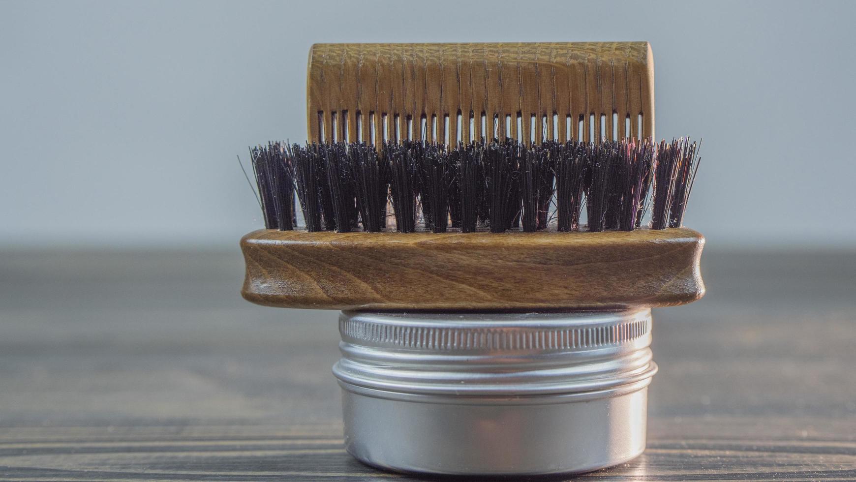 cepillo para barba, peine de madera para barba y tarro de cera para barba y bigote foto