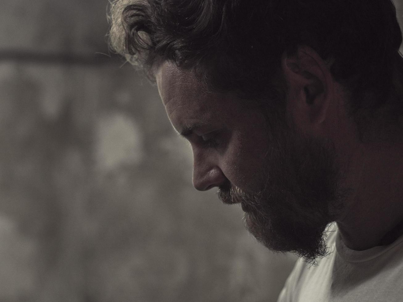 retrato de perfil de un hombre con barba. hipster con barba foto