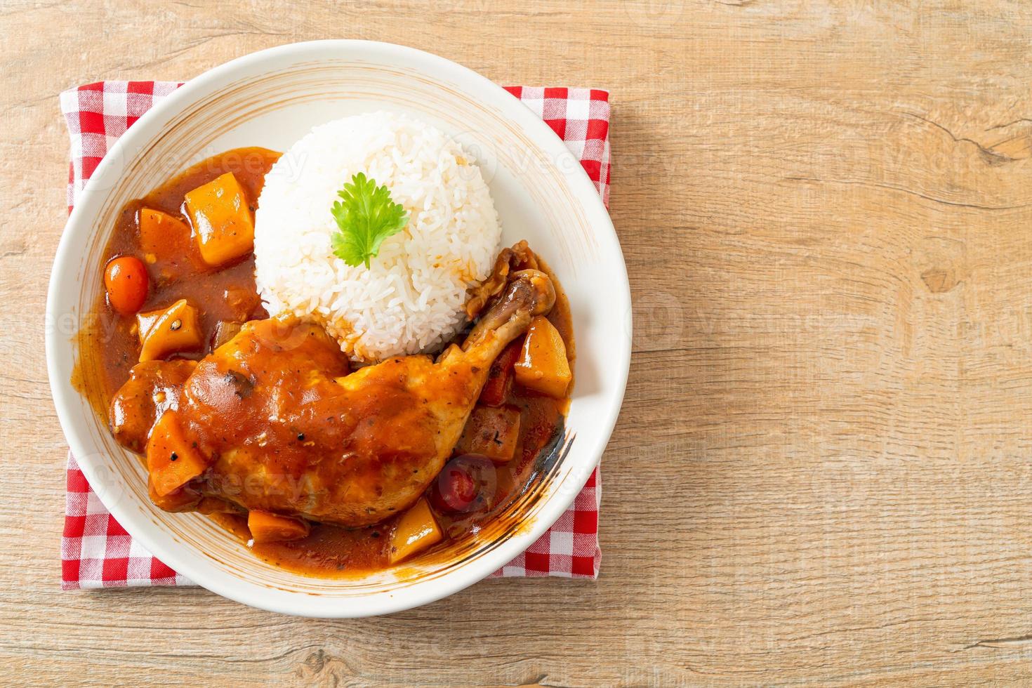 Estofado de pollo casero con tomates, cebollas, zanahorias y patatas en un plato foto