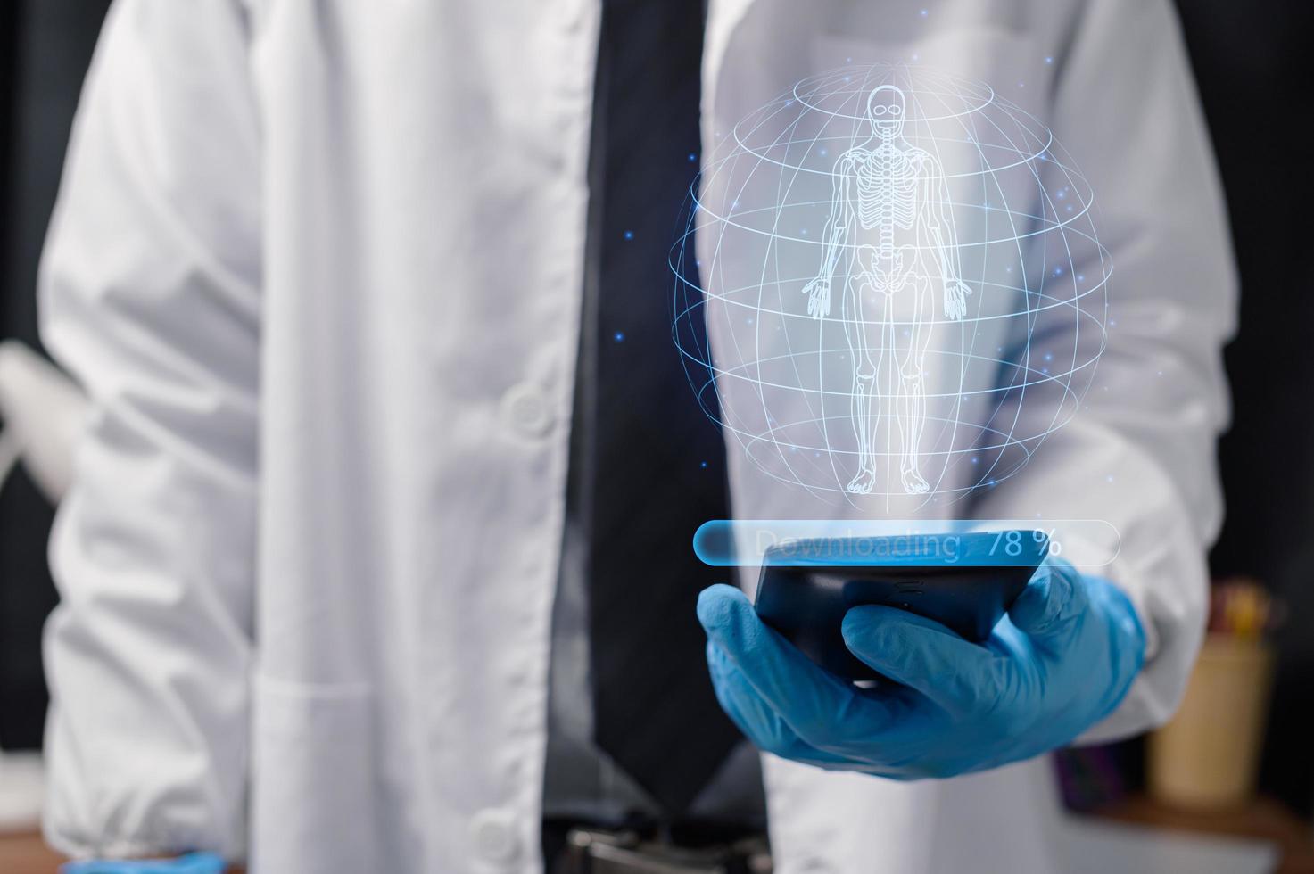 doctor de luz escaneando la pantalla del cuerpo humano foto