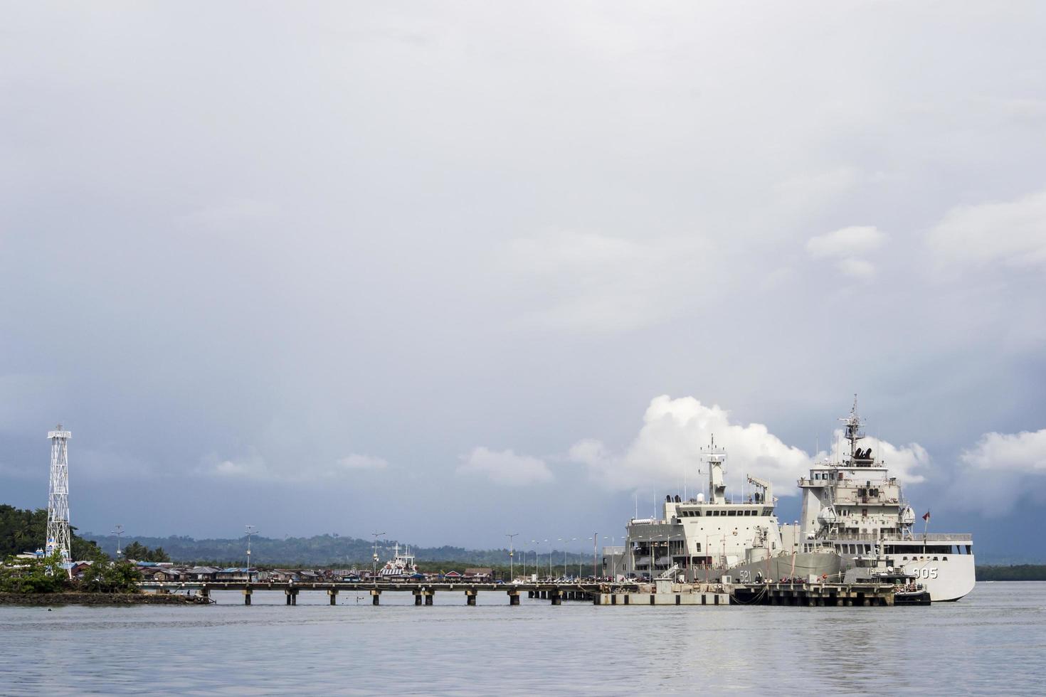 acorazado en el muelle naval foto