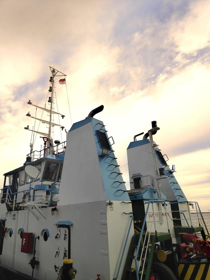 la chimenea de un barco foto