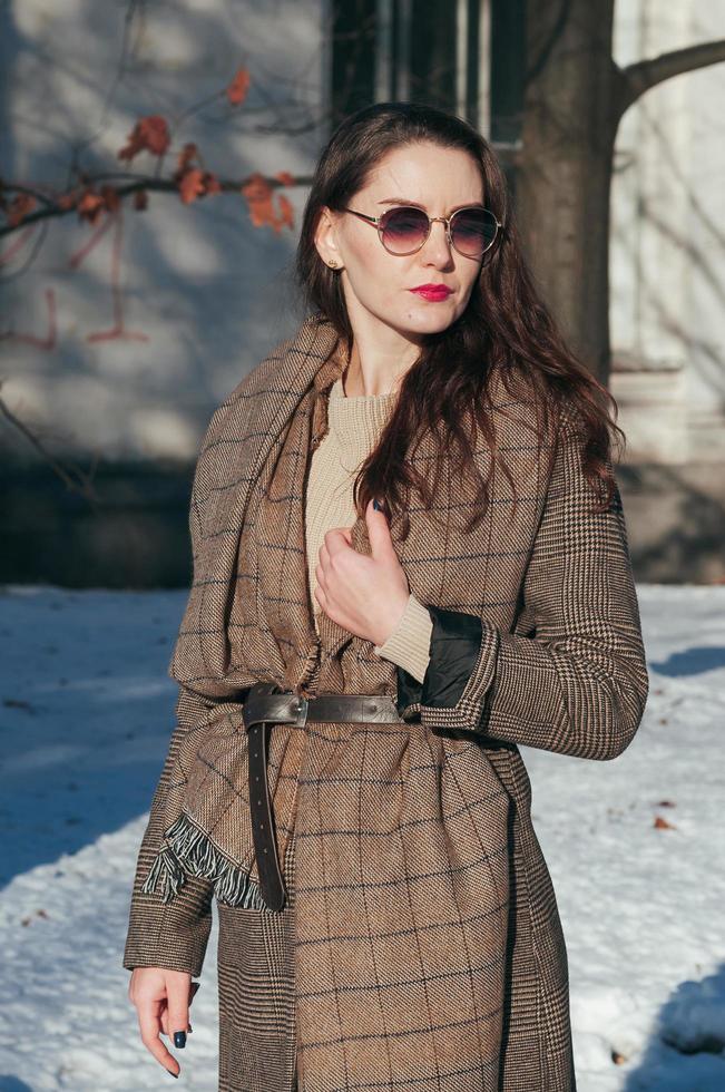 moda estilo callejero chica encantadora en ropa de invierno foto