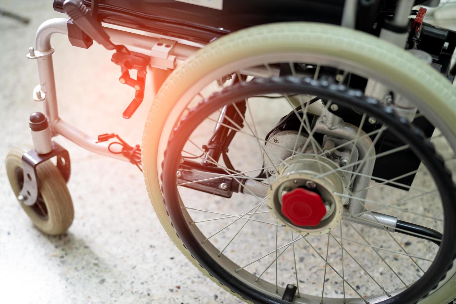 Silla de ruedas eléctrica para ancianos discapacitados foto