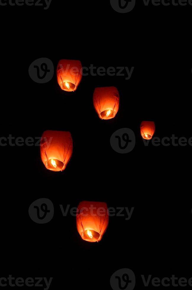 linterna voladora en el cielo oscuro foto