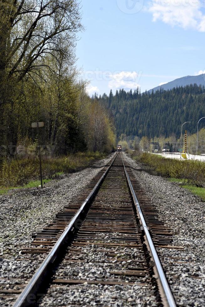 tren bajando por la vía foto