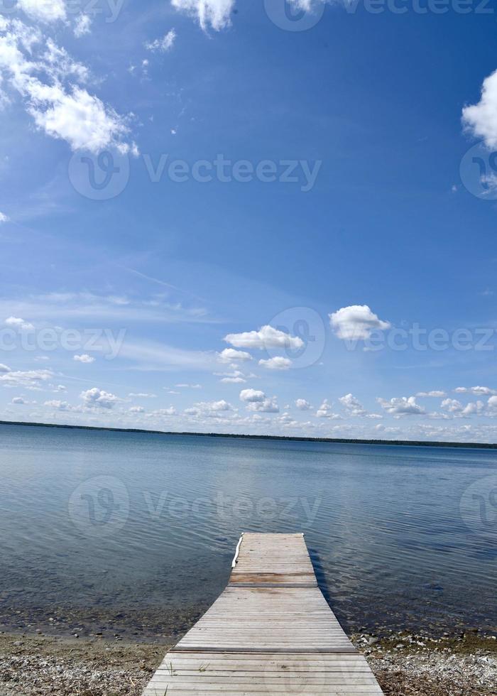 un muelle en el lago foto