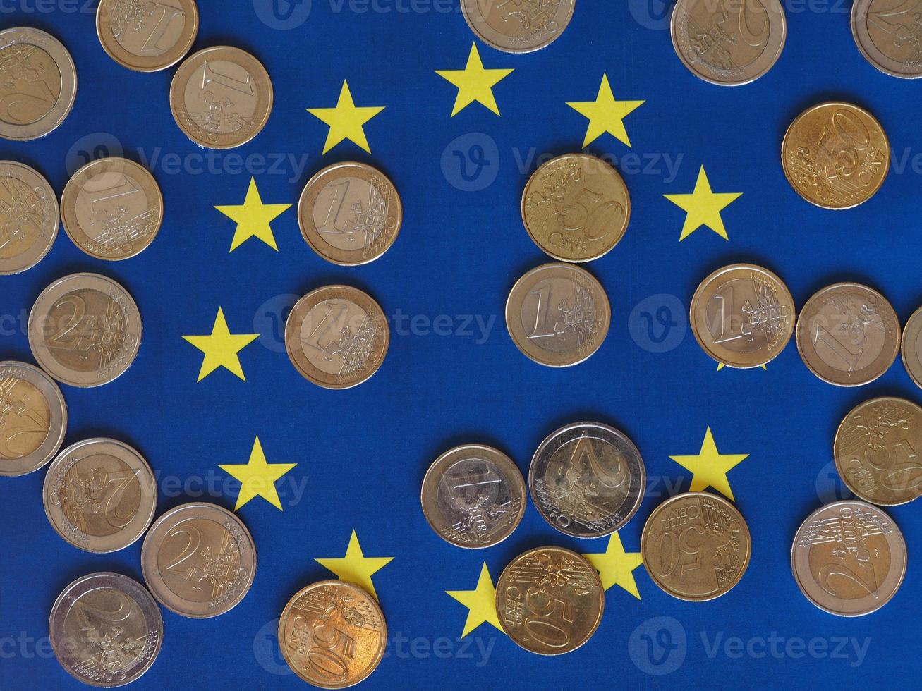 monedas de euro, unión europea, sobre bandera foto