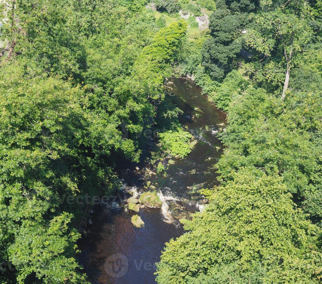 Agua del río Leith en Dean Village en Edimburgo foto