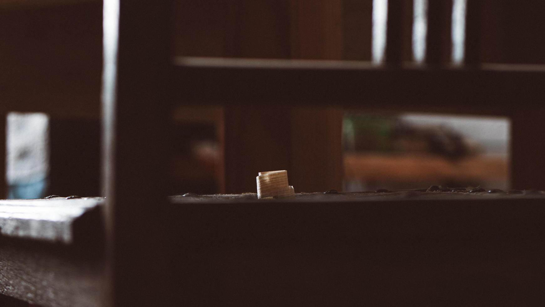 virutas de madera en una vieja silla retro. concepto de carpintería foto