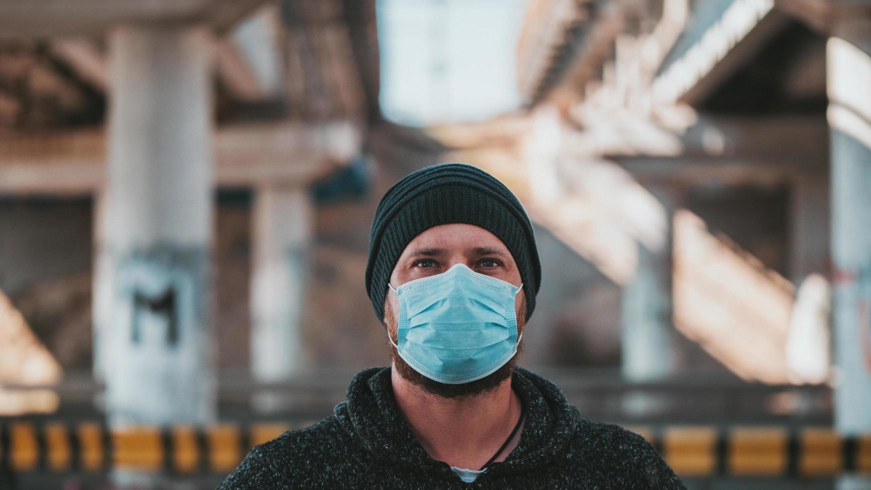 Hombre con máscara médica para protegerse contra la gripe o el coronavirus. foto