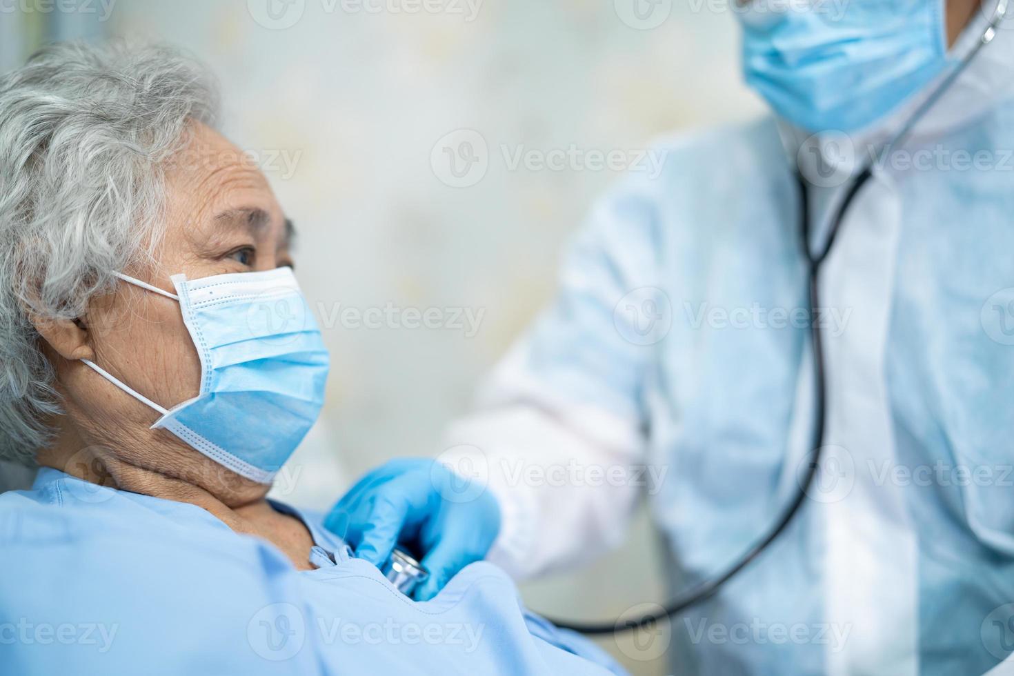 médico asiático con traje de ppe para proteger el coronavirus. foto